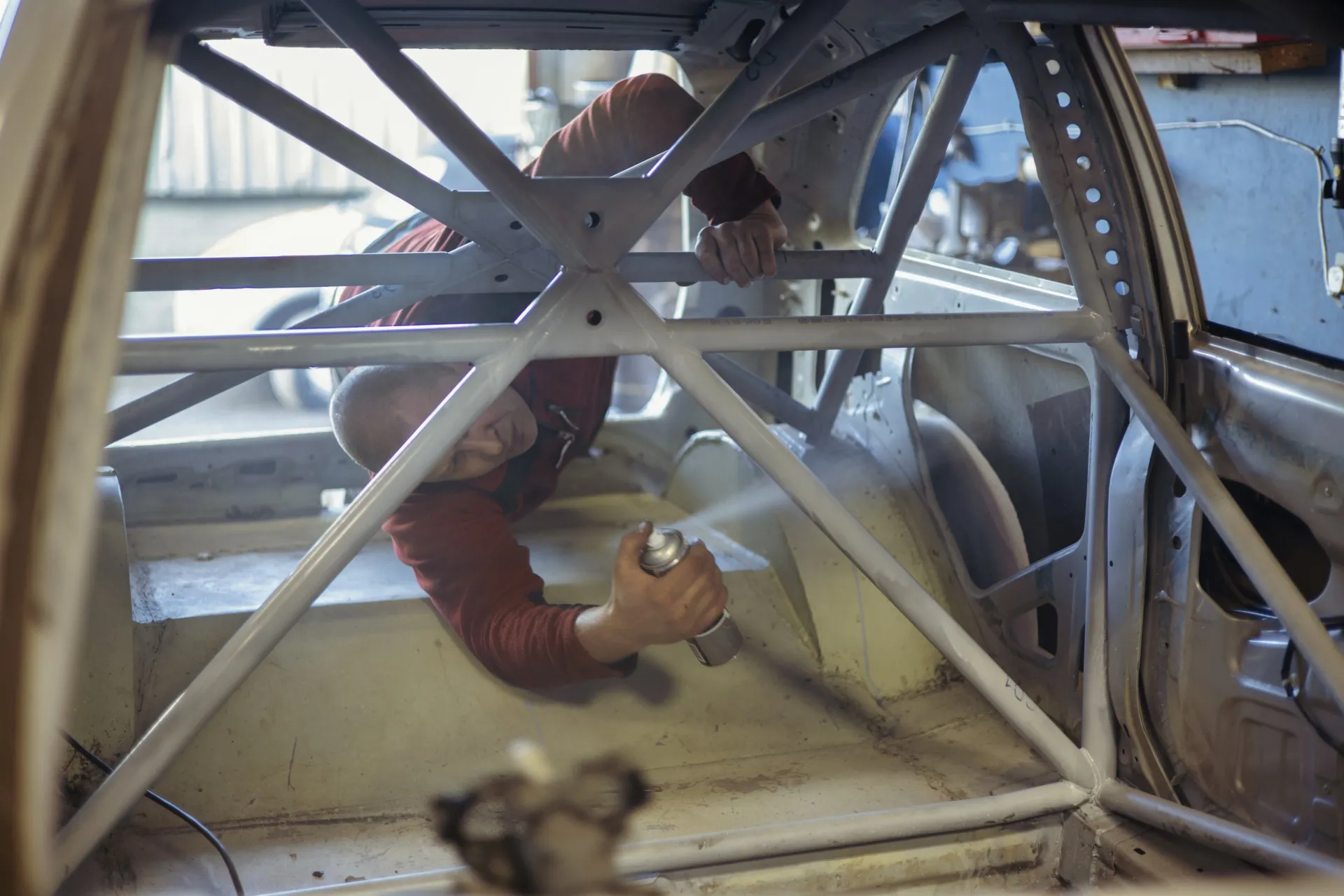Mechanic priming inside a caged bodyshell